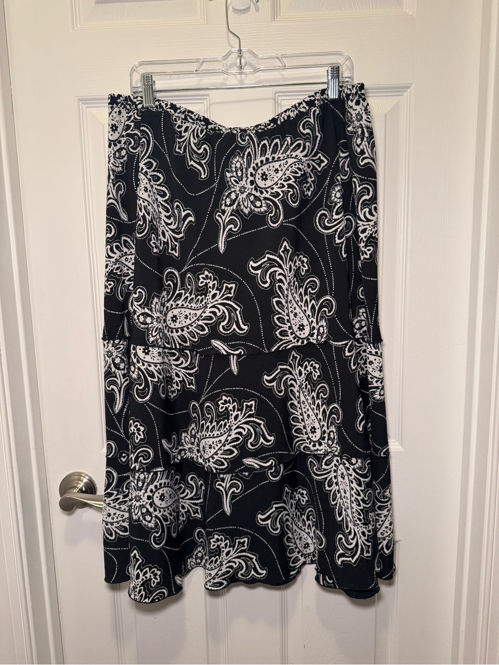 Alfred Dunner Black White Paisley Tiered Pull-On Skirt Women’s Size 20 - Picture 2 of 6